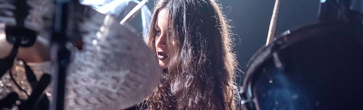 Nervosa se mantiene firme a su estilo con “Smashing Heads”